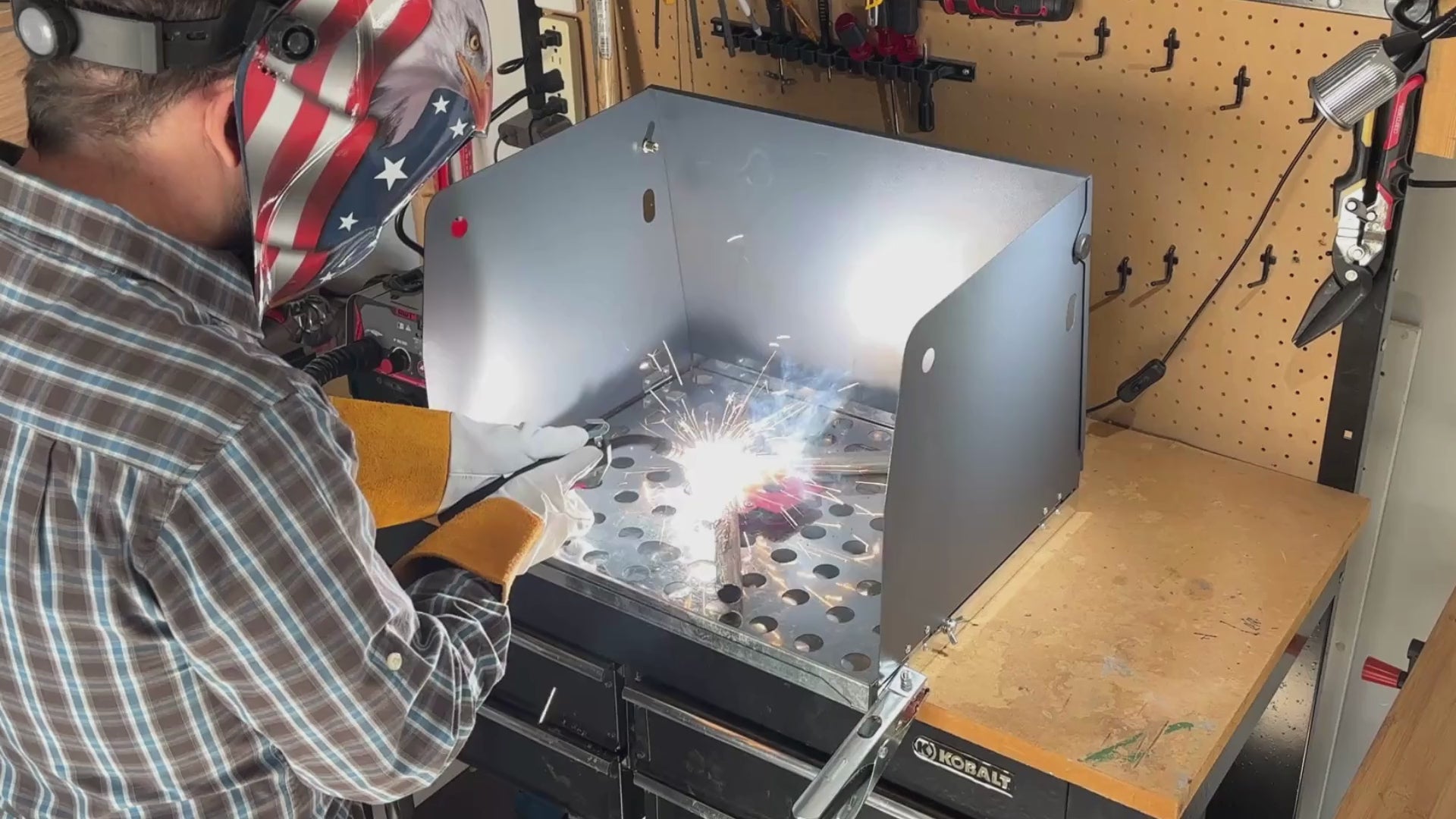 Load video: Demonstration of welding and grinding operations inside the HIWEKE™ folding station.